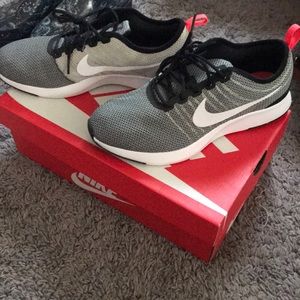 Nike dualtone racer size 6y